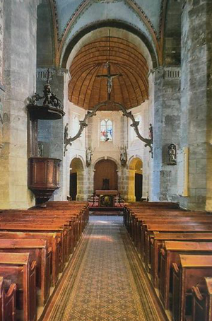 L'intérieur de l'église Saint-Nicolas de Barfleur. On remarquera la chaire à prêcher et la perque réalisées par Guillaume de Mosalines et qui datent de 1761. (© Patrimoine Normand