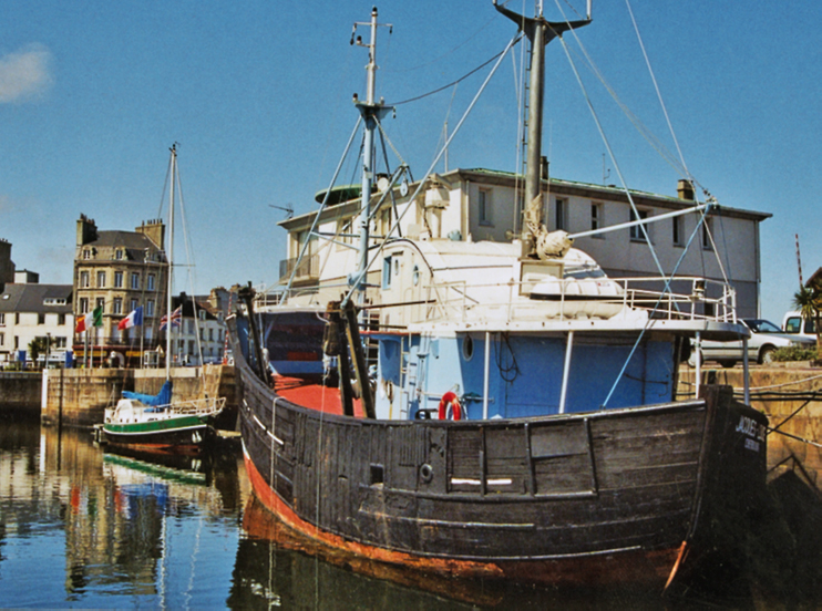 Le « Jacques-Louise » fièrement amarré dans le port de Cherbourg