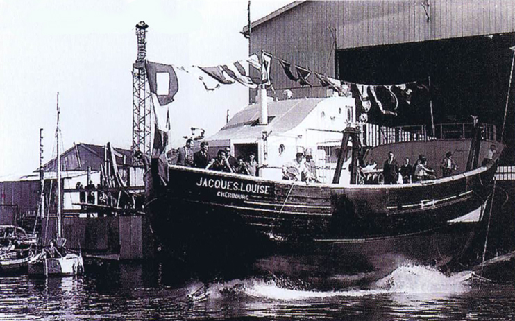 Photo du lancement du « Jacques Louise » aux chantiers Bellot, dans l'avant-port de Cherbourg (© Jean-Marie Lezec).