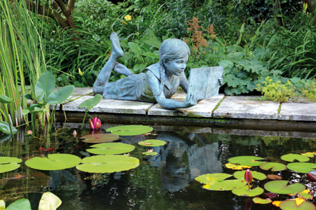 Jardins de Plantbessin à Castillon ... au bord duquel cette avide jeune lectrice dévore le dernier Patrimoine Normand ! (© Thierry Georges Leprévost)