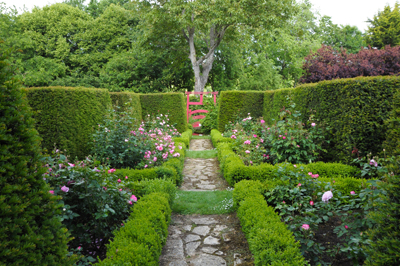 Jardins du prieuré Saint-Michel. La chambre rose de la roseraie. Au fond, le petit jardin japonais. (© Laurent Ridel)