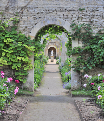 La succession des serres à ciel ouvert des Chartreuses, par une enfilade d’arches en plein cintre. (Photo Rodolphe Corbin © Patrimoine Normand)