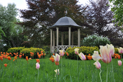 Parc du château de Vendeuvre. Le Temple de la Sérénité. (Photo Rodolphe Corbin © Patrimoine Normand.)