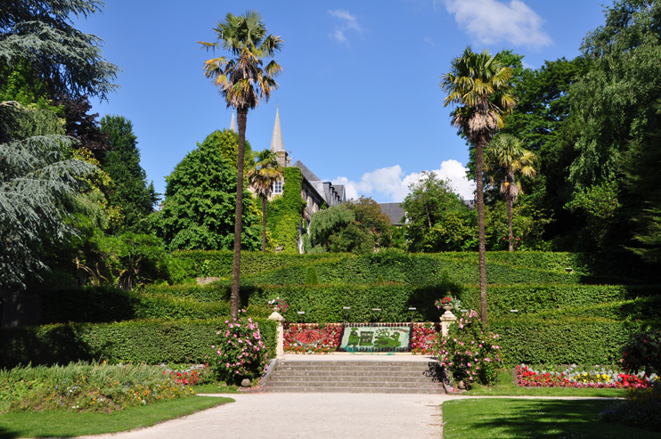 Coutances - Le jardin public derrière le musée. On aperçoit les tours de la cathédrale. (Photo Rodolphe Corbin © Patrimoine Normand).