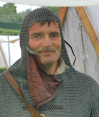 Jean-Louis Rousselin, maire-adjoint d’Octeville-sur-Mer avait endossé la cotte de mailles d’un guerrier de Guillaume le Conquérant. (Photo Thierry Georges Leprévost © Patrimoine Normand)