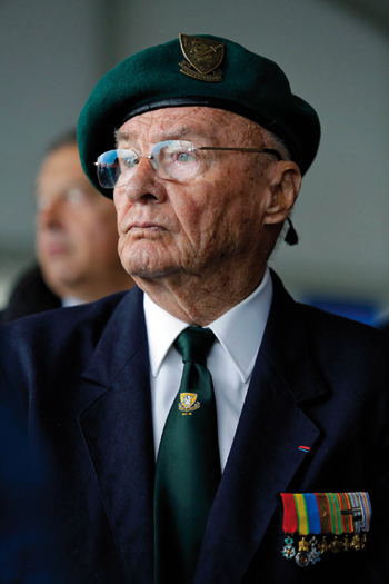 Le vétéran français Jean Masson du 1er bataillon de Fusiliers Marins, lors de la cérémonie organisée en hommage au commando Kieffer, le 7 juin 2014 à Colleville-Montgomery. Il a débarqué le Jour J sur Sword Beach (© Marc Laurenceau).