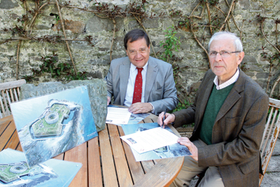 Olivier Gronier, délégué régional Fondation du Patrimoine & Jean-Pierre Brix propriétaires de l’Hôtel de France-Saint-Vaast-la-Hougue. (© Jacques-Potier)