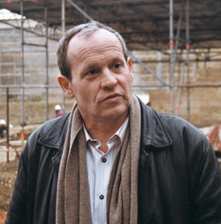 Jean-Yves Marin pendant les fouilles aux pieds du rempart nord, entre l’Echiquier et la terrasse d’artillerie. (Photo Thierry Georges Leprévost © Patrimoine Normand)