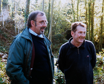 Jean-Christophe Bisson (à droite), et Dominique Pitte, responsable historique du site, apprécient l’état d’avancement des travaux. (Photo Thierry Georges Leprévost © Patrimoine Normand)