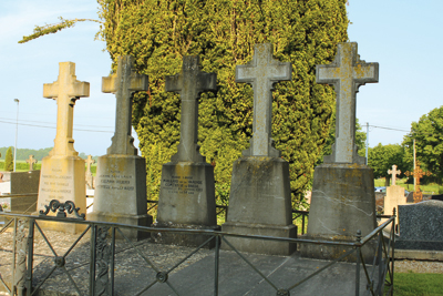 « La saison avait apporté sur la tombe son écume fleurie, des anémones précoces, qui mouraient à peine coupées, aux scabieuses mauves, qui s’arrondissaient, et qui annoncent déjà les frimas matutinaux et les fils de la Vierge » (Le Troisième Jour). Sépultures de la famille Mallard au Chamblac. Celle de Jean de La Varende est la deuxième en partant de la gauche. (© Thierry Georges Leprévost)