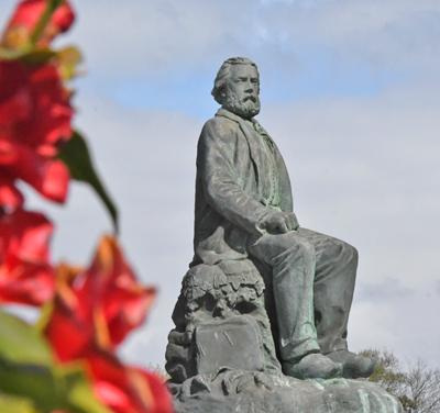 Le monument à Jean-François Millet de Gréville-Hague. (Photo Rodolphe Corbin © Patrimoine Normand)