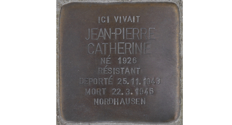 Pour la première fois en Normandie, une Stolperstein a été scellée le 11 novembre 2019 sur le trottoir devant la maison familiale au 41, rue de Bayeux, à Bretteville-l’Orgueilleuse. Les Stolpersteine (littéralement « pierres d’achoppement », « pierres sur lesquelles on peut trébucher ») sont des pavés de 10 x 10 cm, œuvres du sculpteur berlinois Gunter Demning, disposées devant les anciens domiciles de victimes du nazisme. (© Ghislain Quétel)