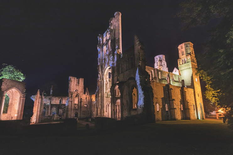 Pierres en Lumières à l'abbaye de Jumièges. (© DPT 76)