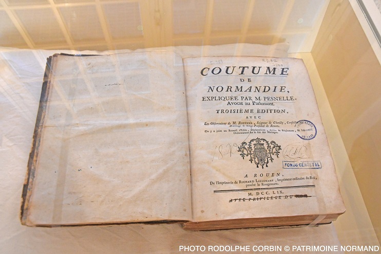 Couverture et chapitre des commentaires sur la coutume de Normandie de Pesnelle. (Photo Rodolphe Corbin © Patrimoine Normand)