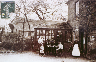 Le verre de goutte au café. (Collection Mairie de Ste Marguerite-de-Viette.)