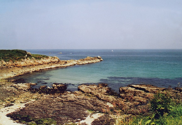 Sur la côte nord de la Hague, extrémité de la Presqu’île du Cotentin, où les toponymes scandinaves abondent, particulièrement ceux en vik (désignant une anse, une petite baie, un port idéal pour les bateaux des Vikings à faible tirant d’eau), comme dans Carry (Carwic en 1207), Seuvy, la Baie de Sulvy (analogue à un Selwick aux Orcades), Le Vauvy, Pulvy, le Havre de Plainvic, Suvouy, le Petit Vy. Le Val de Saire, ancien Sarnes, en présente d’autres : Le Cap Levi (Kapelvic en 1177), la plage du Vicq, les Etanvis, Sylvie (“la baie argentée”), Houlvy (la “baie profonde”), Brévy (“la large baie”) (© E.Groult/Heimdal).