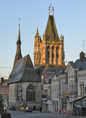 La silhouette de la tour de l’église Saint-Martin s’élance vers le ciel, à côté de la tour de l’Horloge. (Photo Rodolphe Corbin © Patrimoine Normand)