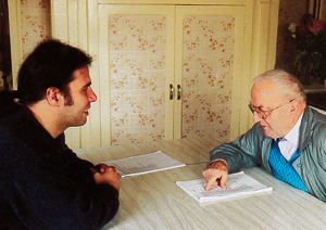 Yvon Davy en mission de « collectage » auprès de Georges Sexis. (Photo Victor Letournelle © Patrimoine Normand)