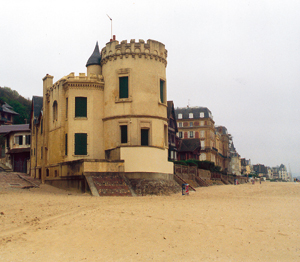 La tour Malakoff, dans le quartier des roches noires, fut construite vers 1855 pour Charles Mozin. (Photo Karine Trotel Costedoat © Patrimoine Normand).