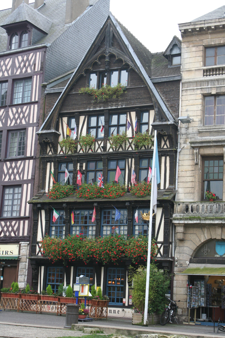 L'auberge de La Couronne, remodelée en 1927. Les façades à pans de bois voisines datent de 1961 (© Juliette Kotowicz)