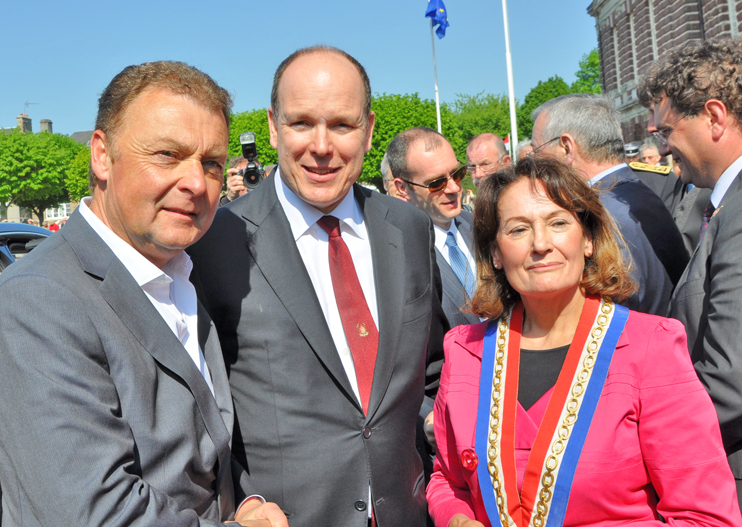 Devant le château de Torigni-sur-Vire : Son Altesse Sérinissime le Prince Albert II de Monaco entouré de Anne-Marie Cousin, Maire de Torigni-sur-Vire et Conseillère Régionale et Laurent Corbin, rédacteur en chef de Patrimoine Normand. (© Patrimoine Normand)