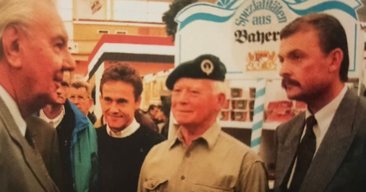 De gauche à droite : M. René Monory, Président du Sénat et Ministre, M. Emmanuel Chaunu, dessinateur, M. Bill Millin, Piper Major, M. Laurent Corbin, rédacteur en chef du magazine Patrimoine Normand. (© Patrimoine Normand)