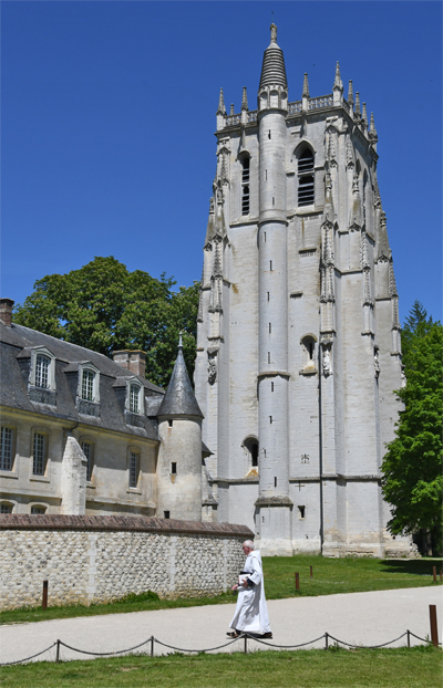 La tour Saint-Nicolas et le logis abbatial. (Photo Rodolphe Corbin © Patrimoine Normand)