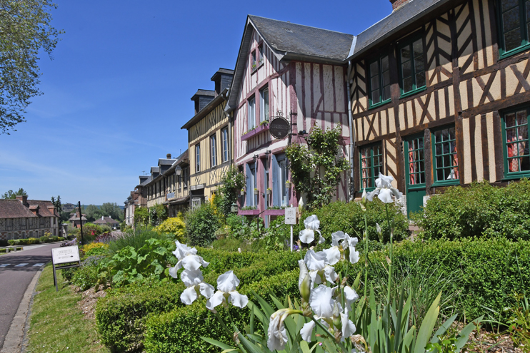 Le Bec-Hellouin - Au milieu coulait  une rivière...