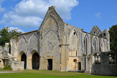 Le chœur de l’église : une urgence ! C’est maintenant le chœur qui se trouve au centre de toutes les attentions. Menacé d’écroulement, fissuré, construit avec de la pierre de Caen friable - elle-même attaquée par les intempéries et le sel marin -, son mur-pignon ouest nécessite une consolidation. On envisage ensuite la remise en place d’un toit identique à celui que montrent des gravures du XIXe siècle. Une convention de mécénat a été signée avec l’association Demeure Historique, pour aider à cette restauration. En parallèle, un dossier a été monté auprès du ministère de la Culture et de la Communication en octobre 2017, dans le cadre de l’identification des monuments en péril réalisée par la mission de Stéphane Bern. Une première aide a été attribuée fin 2017 par des mécènes nord-américains, fédérés par l’association French Heritage Society. (© C. Guibout)