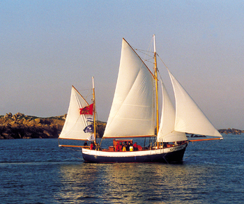 Le Charles-Marie marchant à la voile, à la sortie des îles Chausey. (Photo Éric Bruneval © Patrimoine Normand).