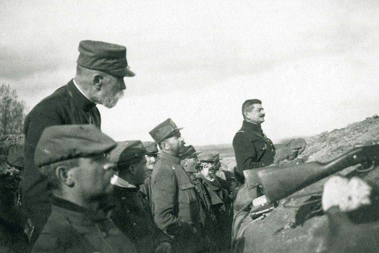 En février 1915, quelques jours avant l’attaque du bois du Luxembourg, le général Mangin, qui commande la division dont dépend le 39e RI, observe les lignes allemandes. Il est tête nue, à droite. Le général Tassin, à gauche, commande la 10e brigade. (Coll. Charles Gibon Guilhem, via Bruno Nion)