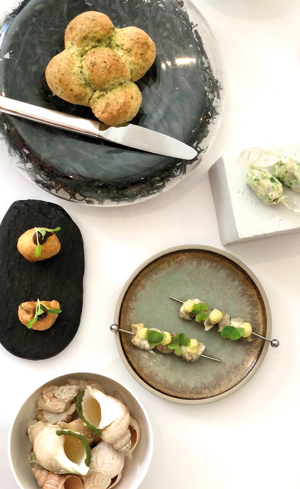 Déclinaison de bulots. D’une tradition revisitée pour certains plats, d’une convaincante contemporanéité pour d’autres, une cuisine au « toque-niveau » qui sublime sa Normandie nourricière. (© Jean-Luc-Péchinot)
