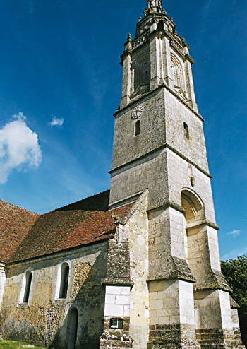 Loisail. La tour-clocher de style Renaissance, 1631-1634. L’arc du porche monumental occupe deux niveaux. Cette tour est bâtie à cheval sur le pignon de l’église. (© Gérard Schorp)