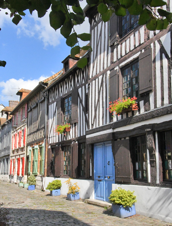 La rue Ternaux, étroite et bordée de hauts immeubles à pans de bois, est dallure très médiévale. (Photo Rodolphe Corbin  Patrimoine Normand)