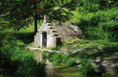 La fontaine Sainte-Catherine et son oratoire, en pleine forêt de Lyons. (© Stéphane William Gondoin)