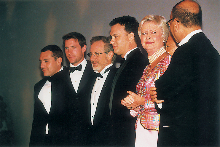 Lors du dîner de gala en l’honneur de Steven Spielberg, Madame d’Ornano, maire de Deauville est accompagnée de Tom Sizemore, Edward Burns, Steven Spielberg et Tom Hanks. (© Mario GURRIERI).