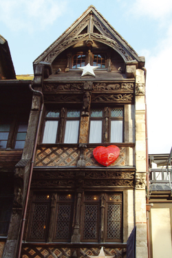 Très jolie lucarne, dans lesprit de la construction dorigine mais datant de la reconstruction de la fin du XIXe siècle. (Photo Eric Bruneval  Patrimoine Normand)