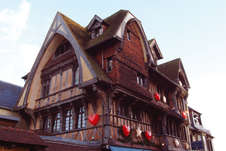 De Lisieux à Étretat : les tribulations du manoir de la Salamandre