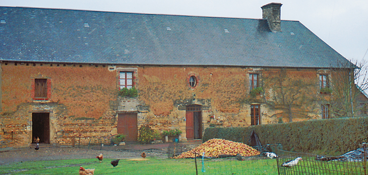 Harmonie classique d’un corps de ferme entièrement en « masse ». (© Jean-Xavier de Saint-Jores)