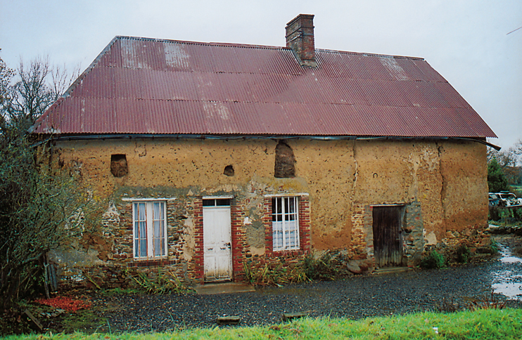 Une habitation caractéristique du monde rural actuel. (© Jean-Xavier de Saint-Jores)