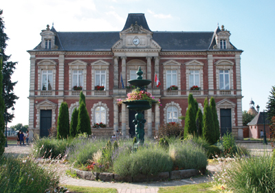 La mairie de Bourgtheroulde-Infreville, foyer de développement du centre de poterie, et son élégante façade en briques (© Viriginie Michelland).