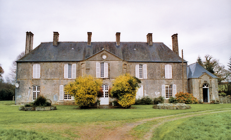 Teurthéville Bocage : la façade sur cour, noter la grande symétrie de l'ensemble et la chapelle à droite. (Photo de Jean-Xavier de Saint-Jores © Patrimoine Normand)