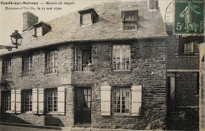 Carte postale de la maison natale de notre marin située rue Entre-les-murailles, rue qui reliait la place de la Motte et la rue Saint-Jacques. Rebaptisée rue Dumont-d’Urville sur décision de la municipalité après le décès du navigateur, elle est détruite lors des bombardements de la nuit du 6 juin 1944. (Coll. particulière)