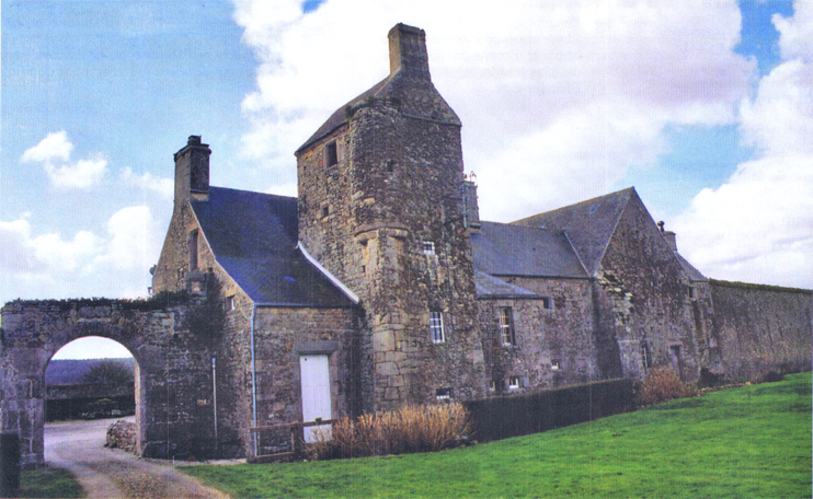 Le manoir du Marais à Valcanville - L'entrée principale par le chemin d'accès au porche, à noter la tour carrée et son échaugette. (Photo de Jean-Xavier de Saint-Jores © Patrimoine Normand)