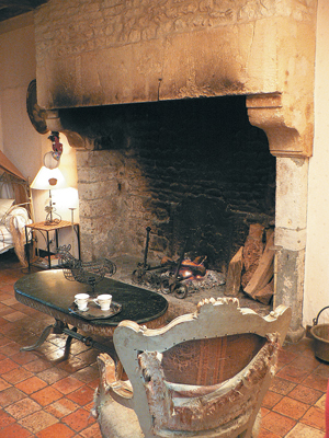 Manoir de Donville. Belle cheminée du XVIe siècle, vestige de l’ancien logis. (© Franck Feuardent)