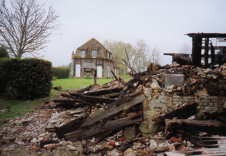 Des bâtiments du domaine ne subsistent que les communs. (Photo Victor Letournelle © Patrimoine Normand.)