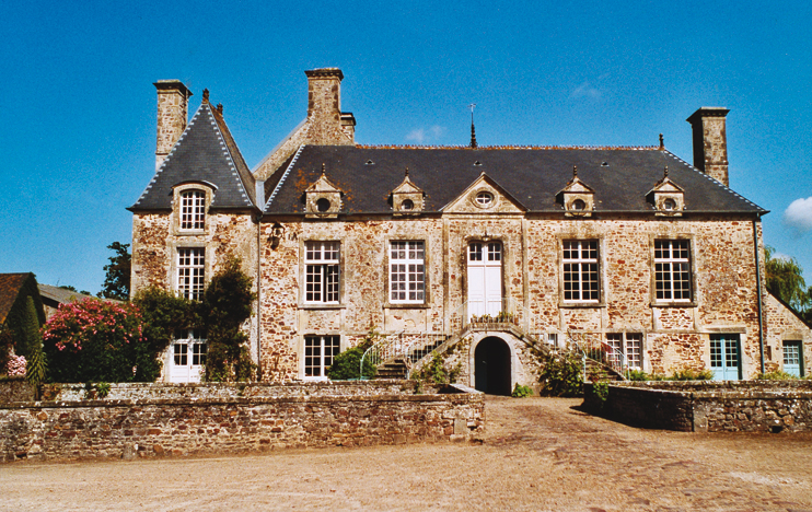 Le manoir de la Cour à Lestre. La façade principale du manoir. Au premier plan, les murets des douves. La fausse baie est visible à gauche de la porte d'entrée. (Photo de Jean-Xavier de Saint-Jores © Patrimoine Normand)