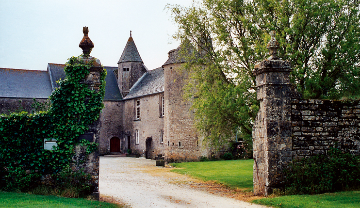 Le portail du manoir du Breuil (Colomby), XVIIIe siècle, vu de la route. (Photo de Jean-Xavier de Saint-Jores © Patrimoine Normand)