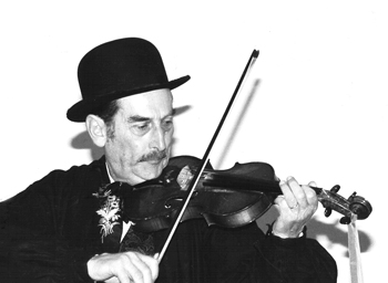 Marcel Dalarun est aussi violoniste ; cela explique sans doute la musicalité spontanée de ses vers. (© Archives Magène)