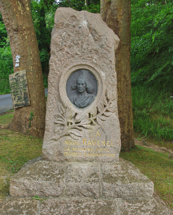 Stèle élevée à la mémoire de Marie Ravenel, au pied de sa « seconde vallée » de Fermanville. (© Stéphane William Gondoin)